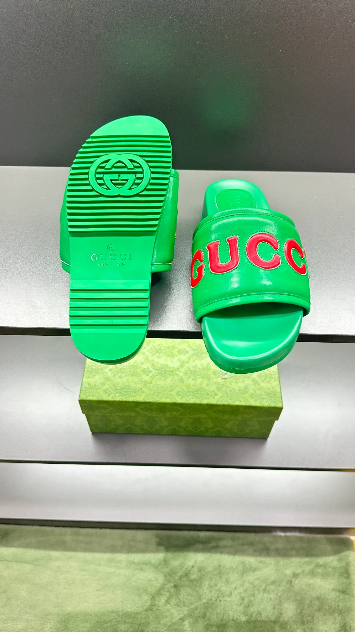 [G Family Couple Style] P: 320💰Female size 36~40 Men's size 39~45, (46. Custom-made GG slippers for men and women. This slipper is made of GG polyester fiber and is decorated with a Gucci label on the front, which adds a striking logo feel to the style. Beige GG recycled polyester fiber, same size for men and women, leather trim